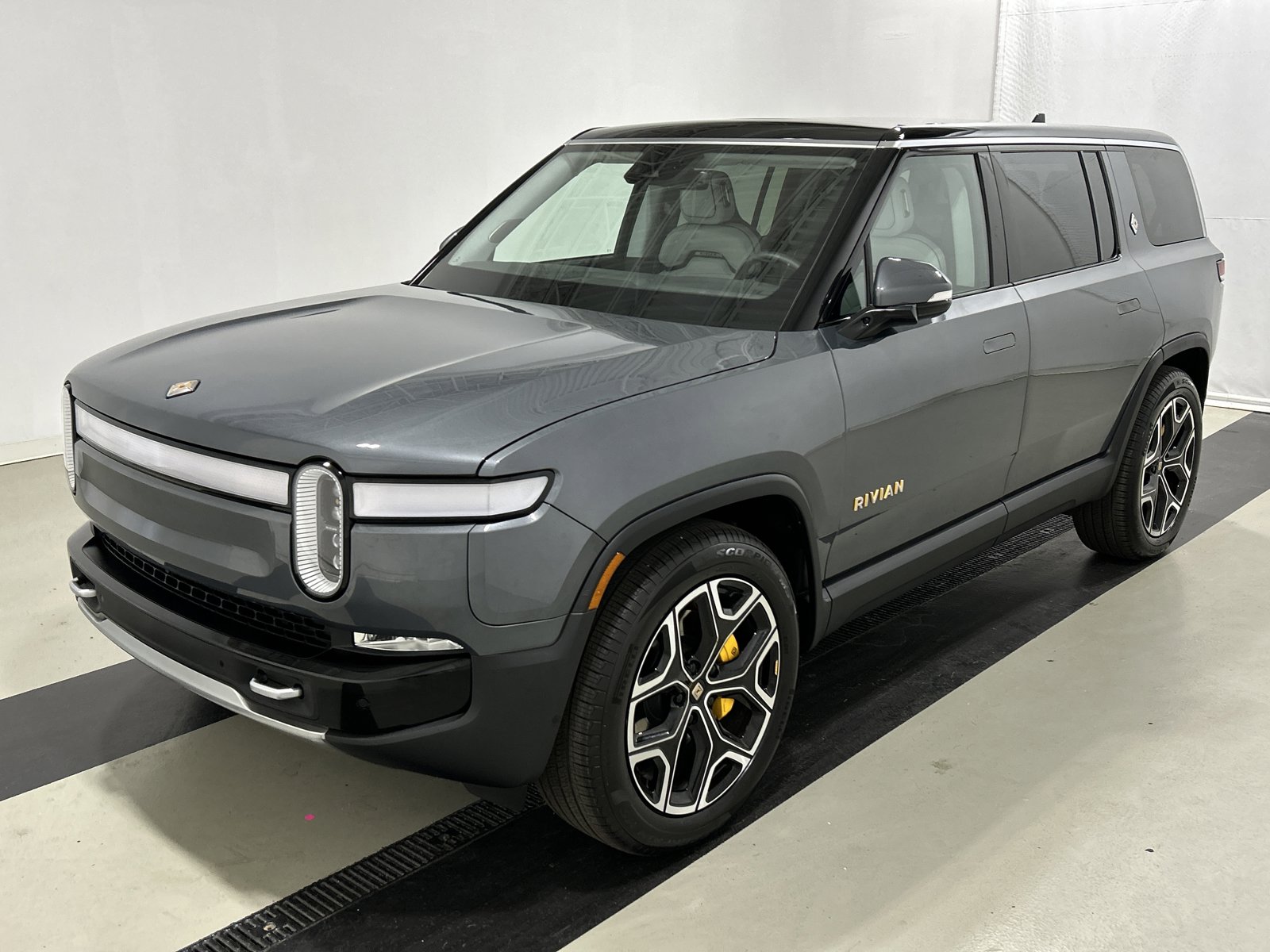Used 2024 Rivian R1S Adventure AWD/4WD image 1
