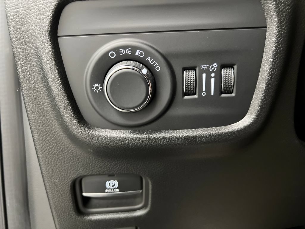 Used 2024 Jeep Grand Cherokee Altitude RWD image 46