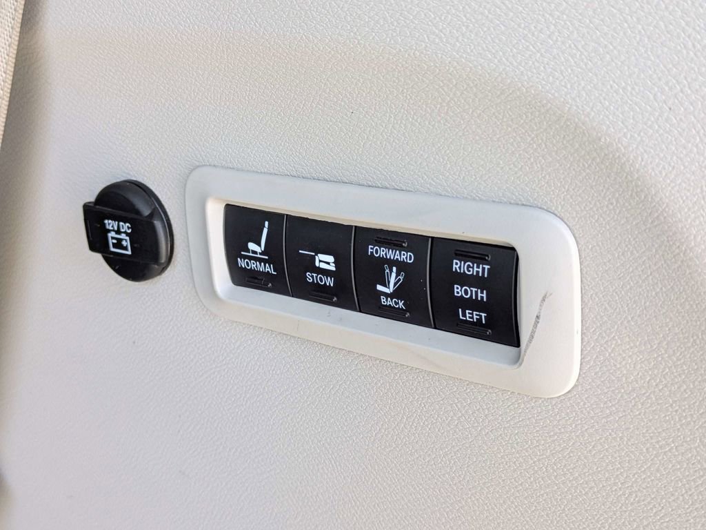 Used 2022 Chrysler Pacifica Limited FWD image 17