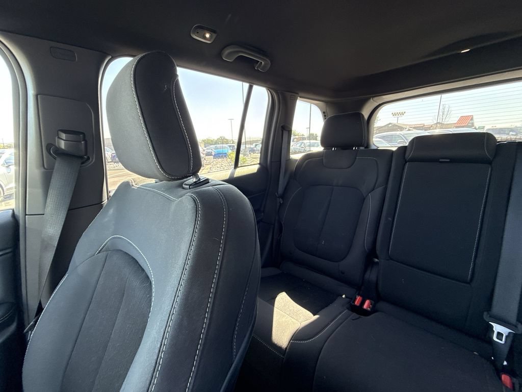 Used 2025 Jeep Grand Cherokee Laredo AWD/4WD image 12