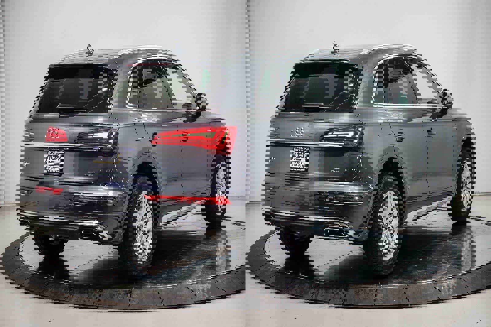 Used 2023 Audi Q5 2.0T Premium w/ Convenience Package image 4