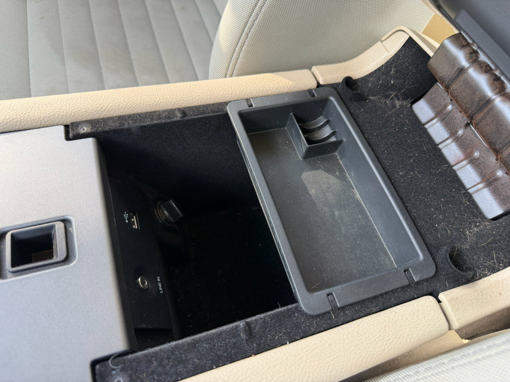 Used 2016 Ford Taurus SE FWD image 16