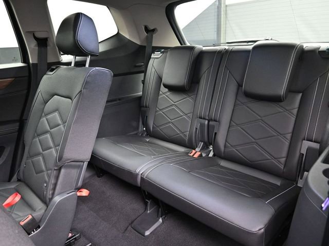 Used 2025 Volkswagen Atlas SE image 23