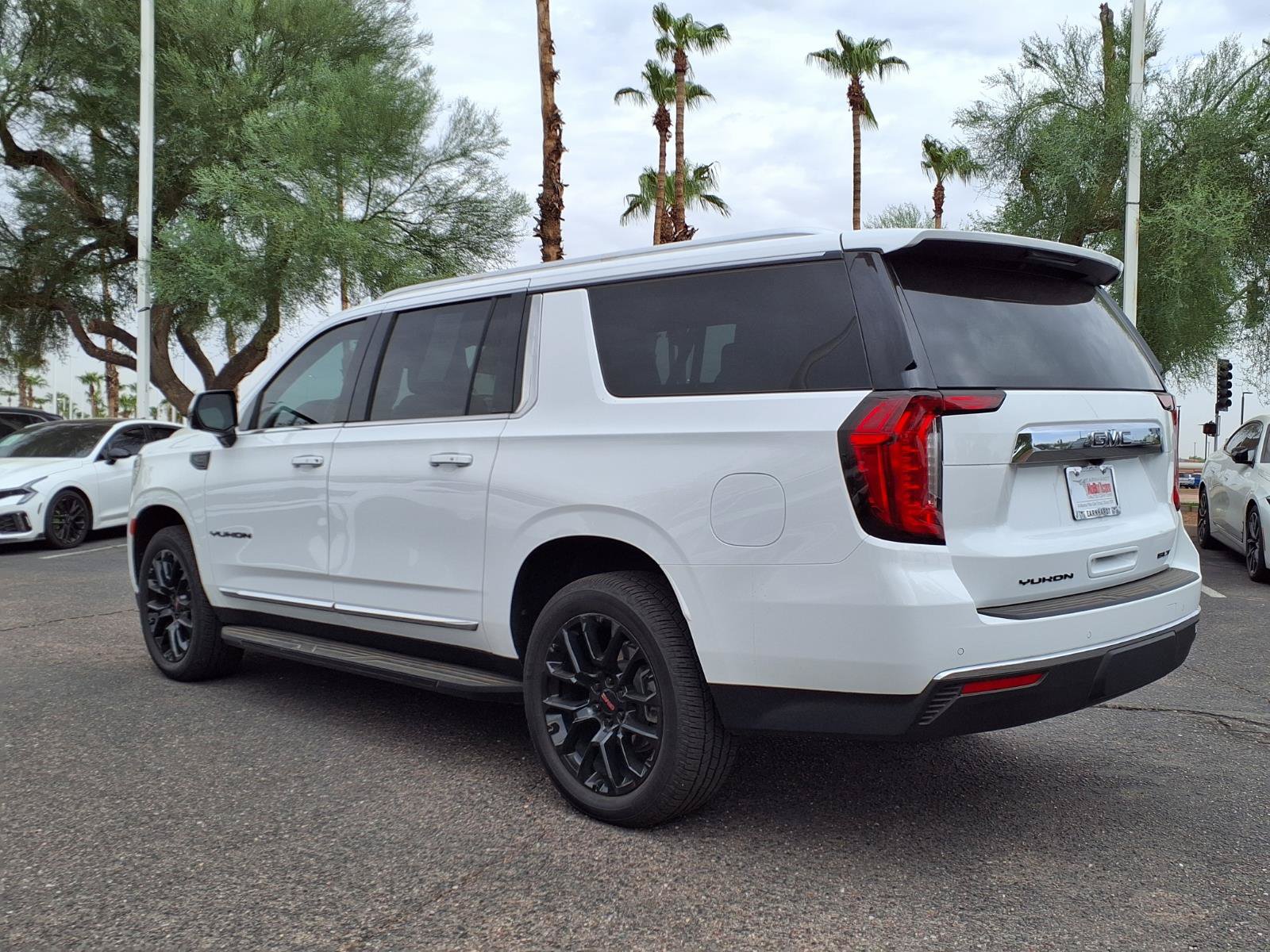 Used 2023 GMC Yukon XL SLT w/ SLT Premium Package AWD/4WD image 9
