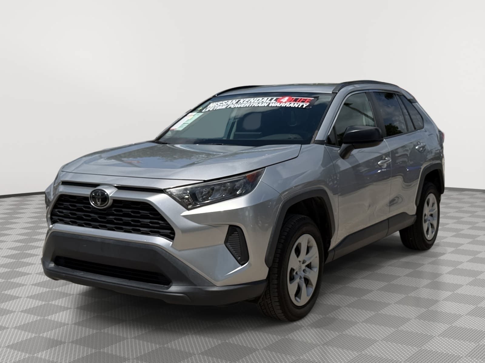 Used 2019 Toyota RAV4 LE FWD image 4