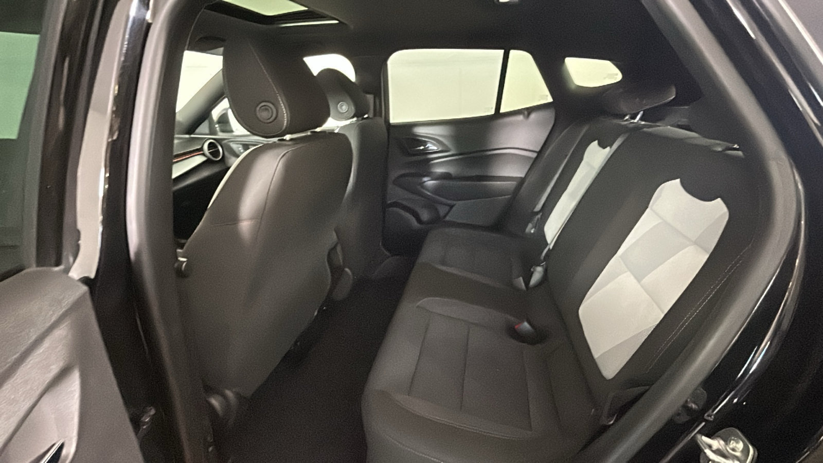 Used 2025 Chevrolet Trax RS w/ Sunroof Package FWD image 31