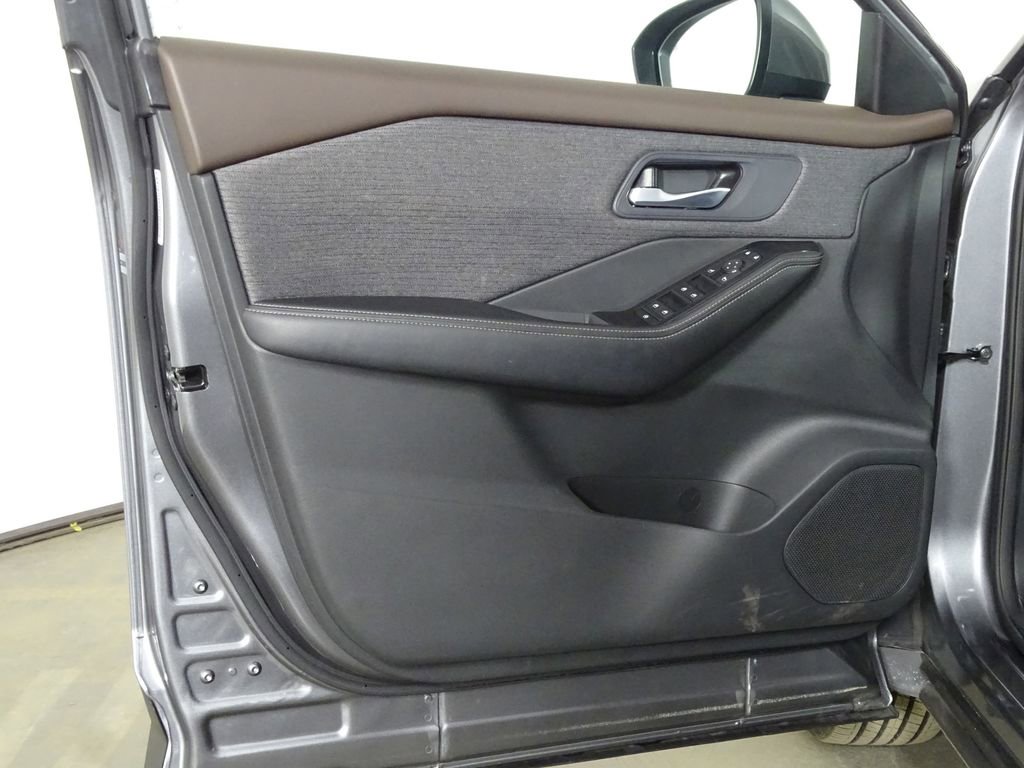 Used 2023 Nissan Rogue SV image 16