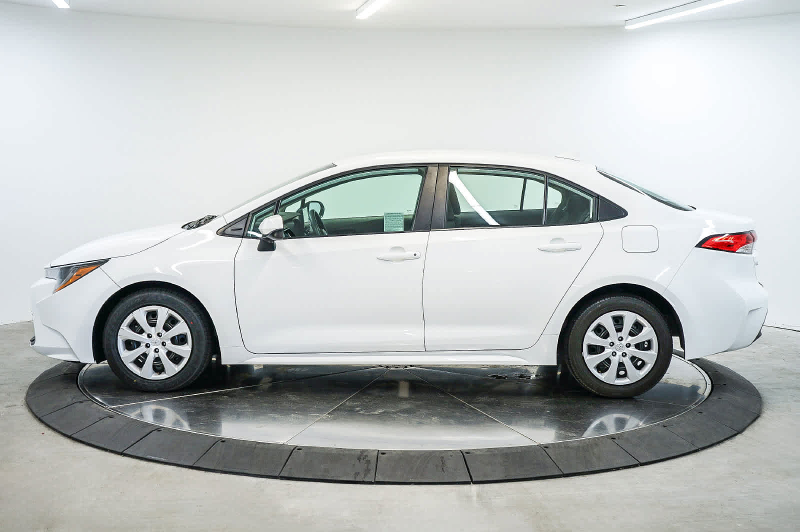 Used 2024 Toyota Corolla LE FWD image 2