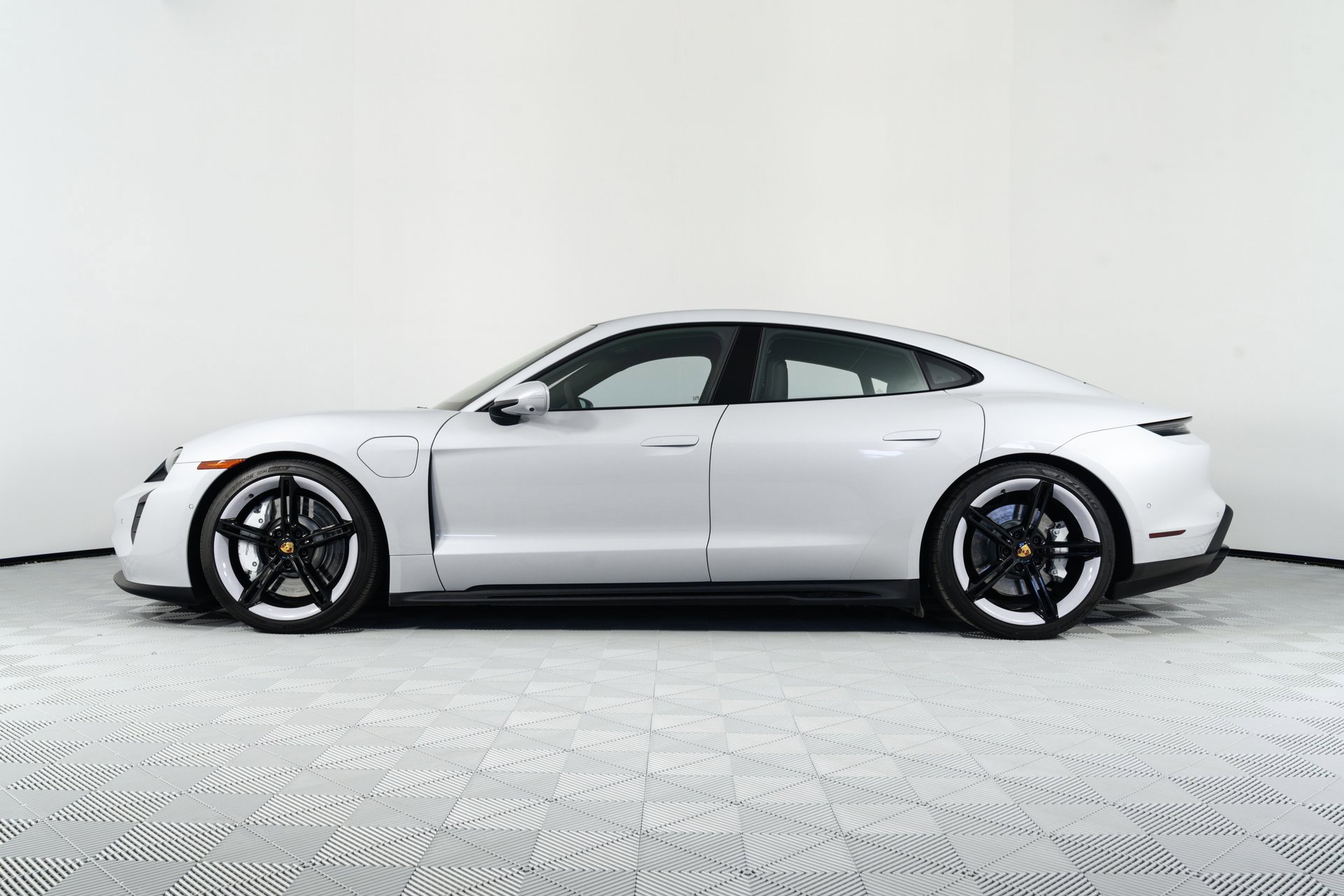 Used 2023 Porsche Taycan GTS AWD/4WD image 4