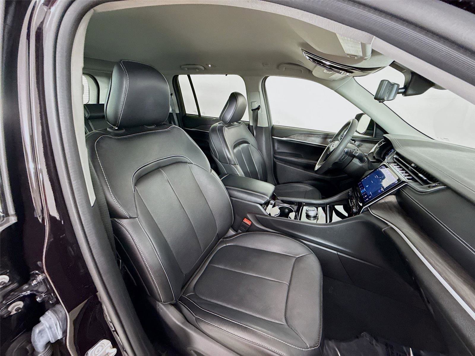 Used 2023 Jeep Grand Cherokee Limited w/ Luxury Tech Group II image 23