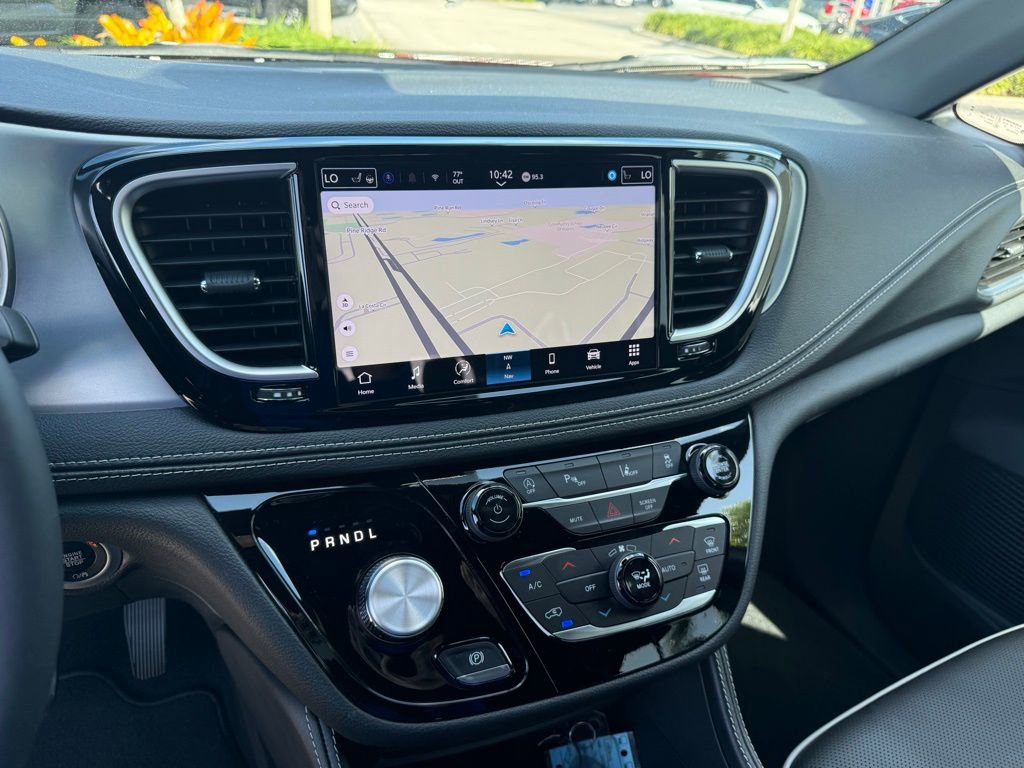 Used 2026 Chrysler Pacifica Limited image 23