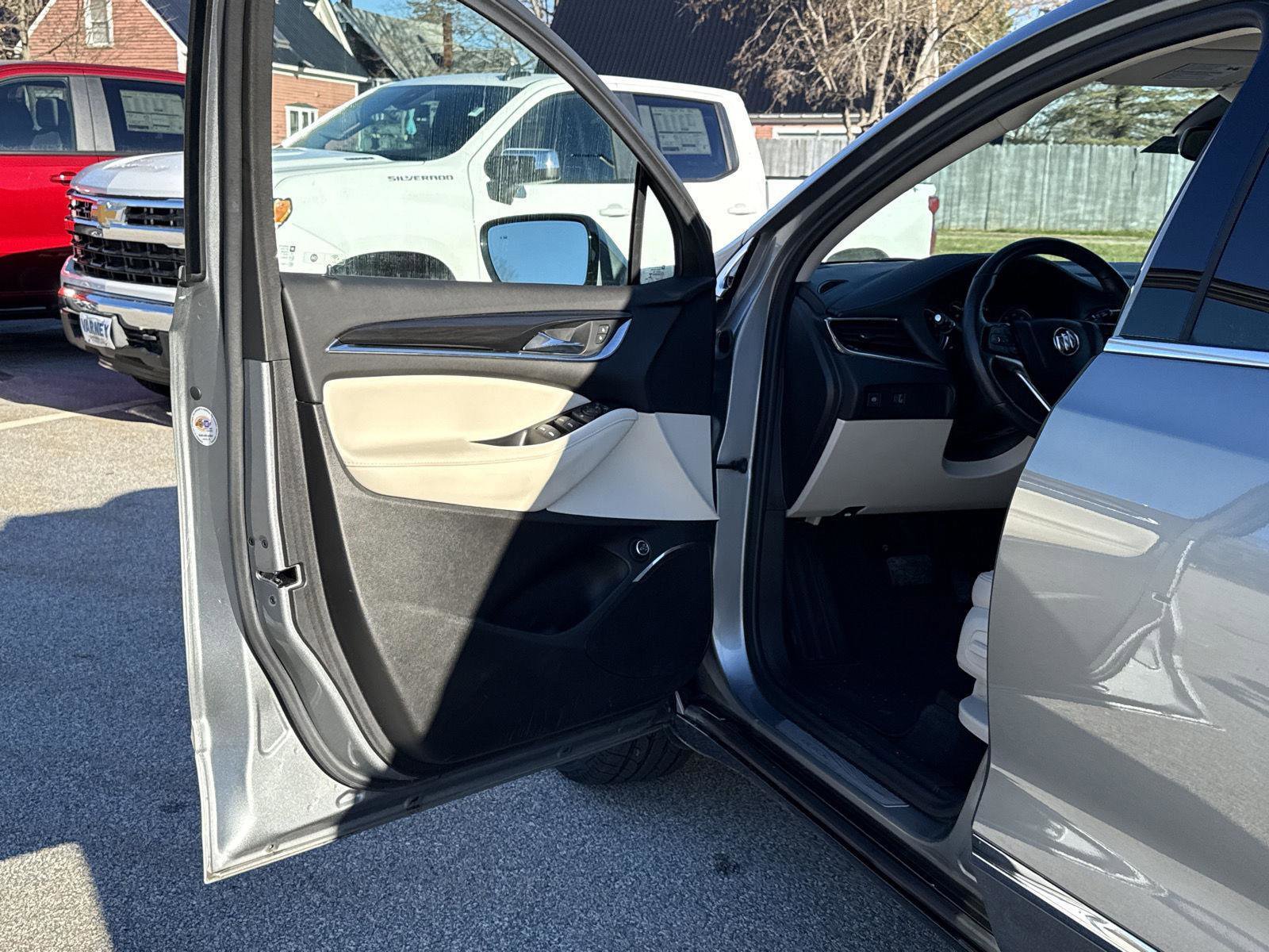 Used 2023 Buick Enclave Essence image 10