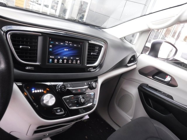 Certified 2020 Chrysler Voyager L image 18