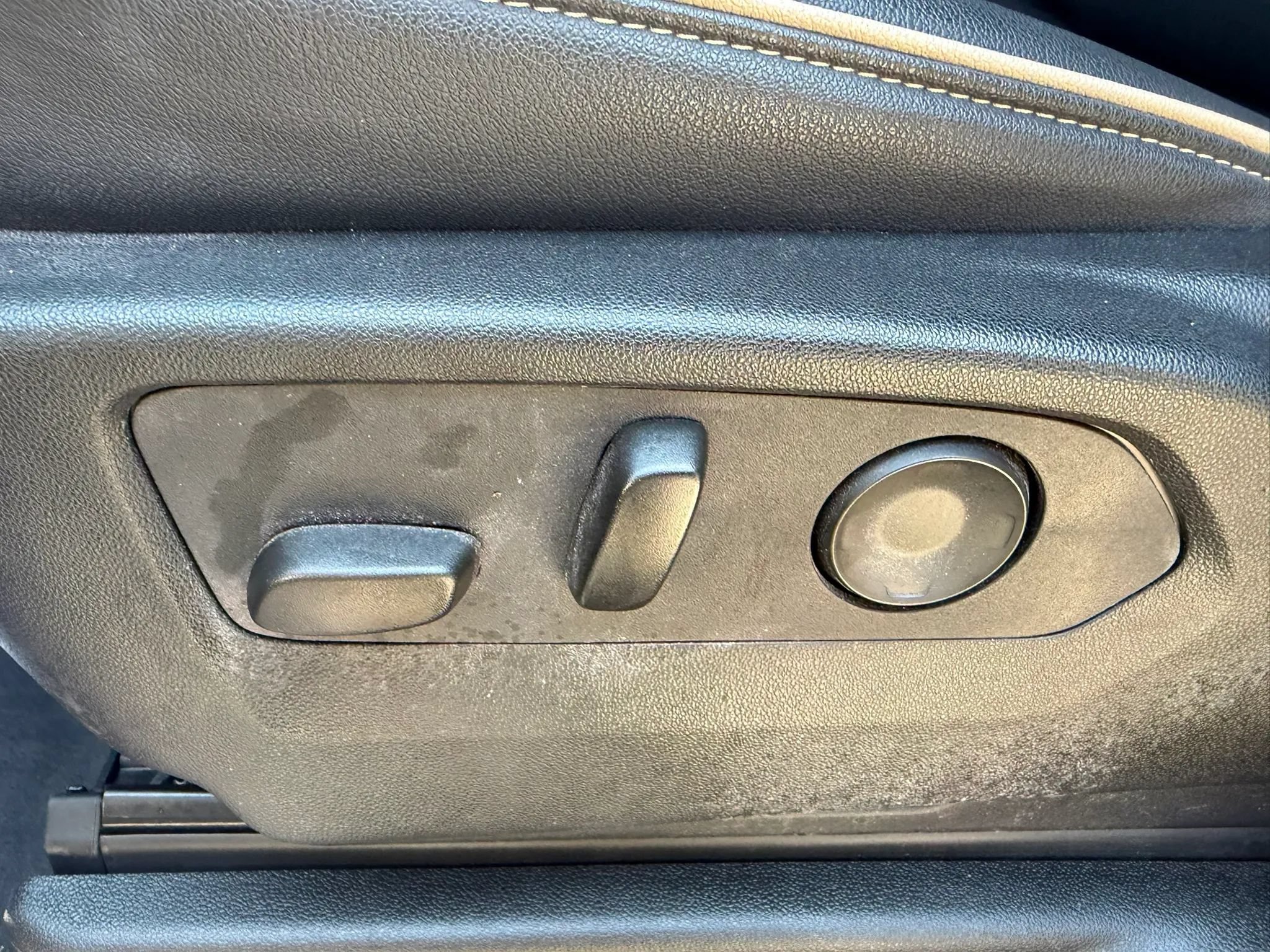 Used 2024 Chevrolet Tahoe Premier AWD/4WD image 32