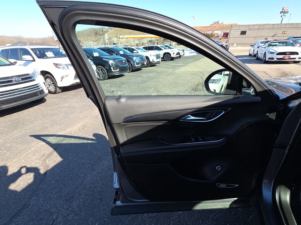 Used 2022 Buick Envision Essence w/ Technology Package II image 12