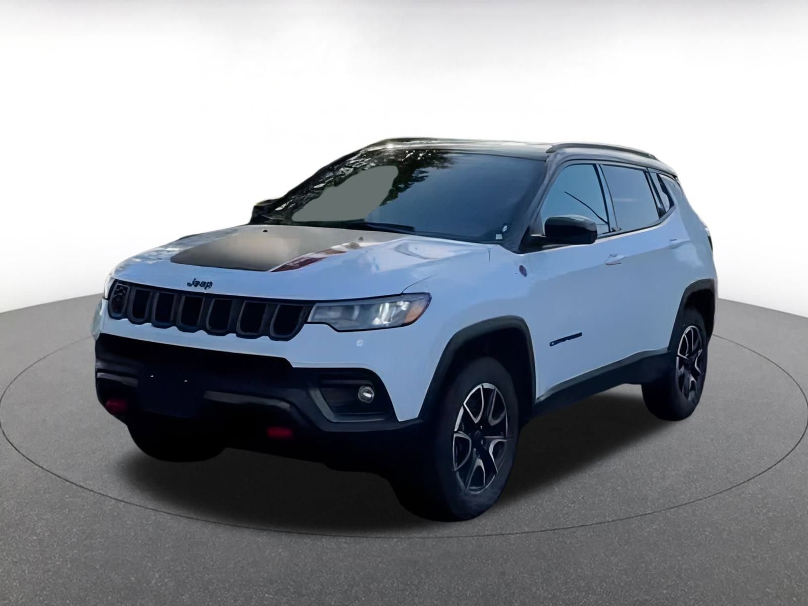 Used 2025 Jeep Compass Trailhawk image 4