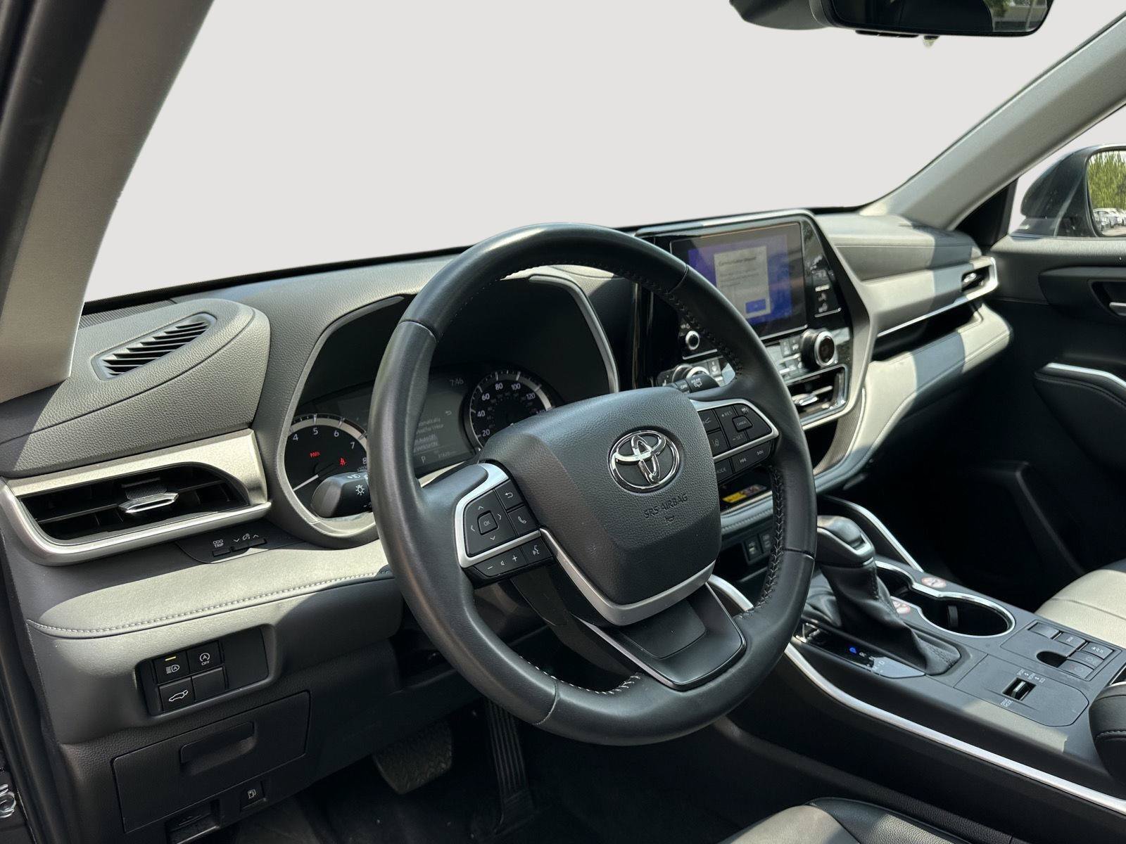 Used 2025 Toyota Highlander XLE FWD image 11