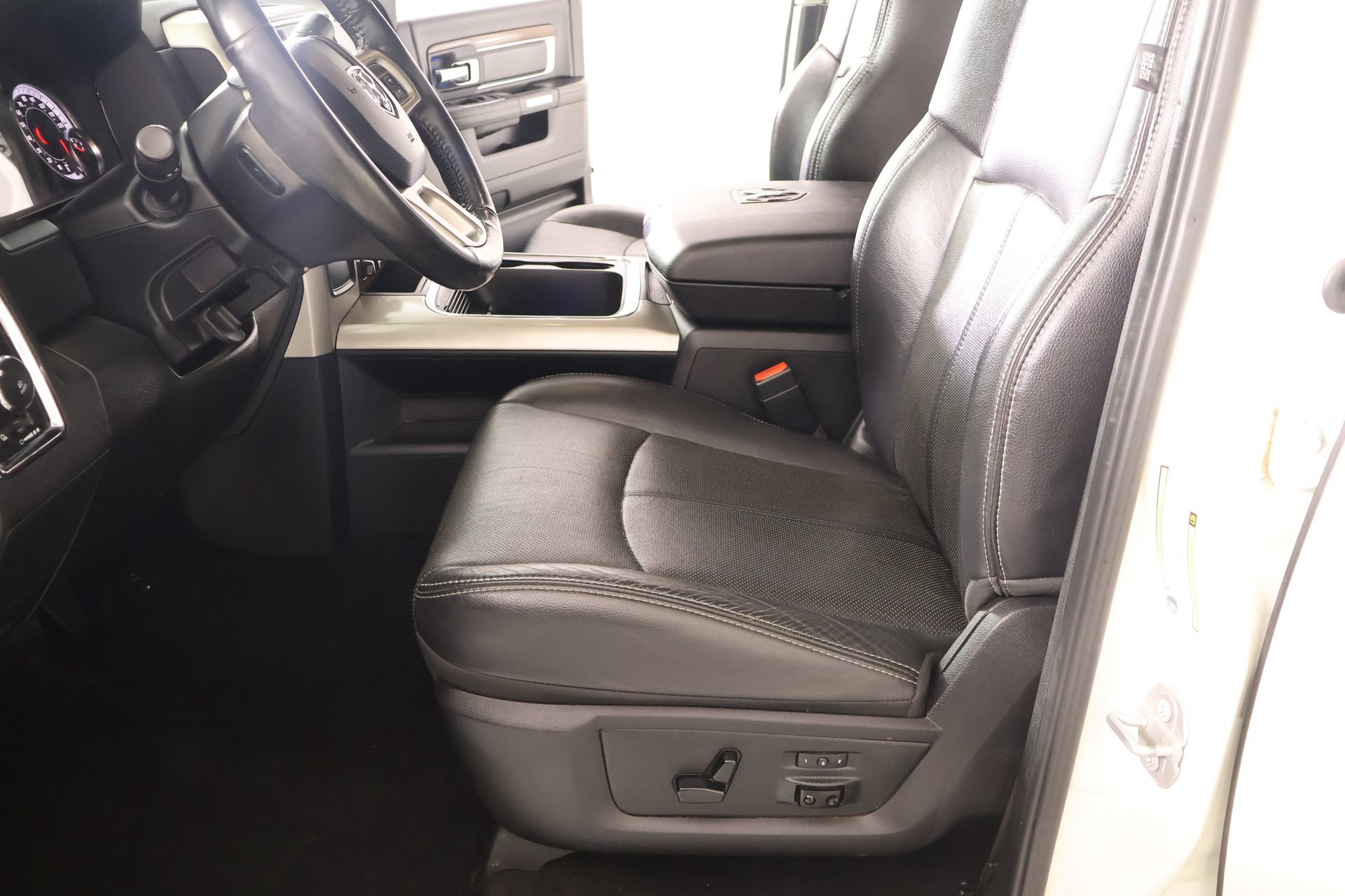 Used 2018 RAM 2500 Laramie AWD/4WD image 12