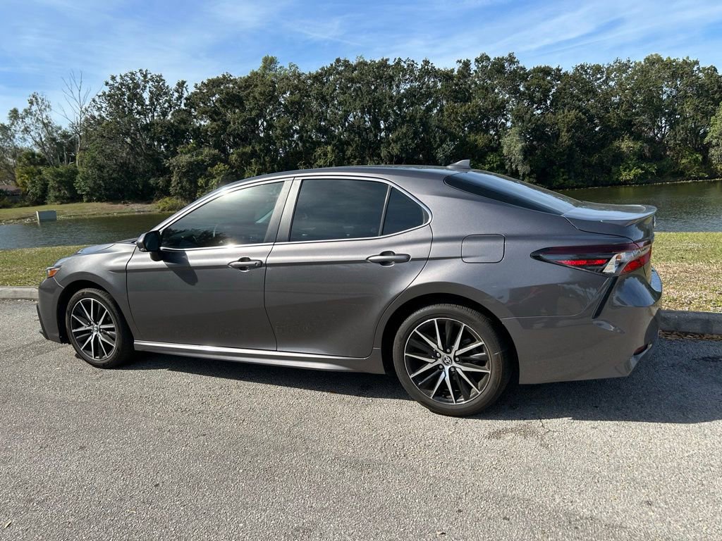 Used 2024 Toyota Camry SE image 3