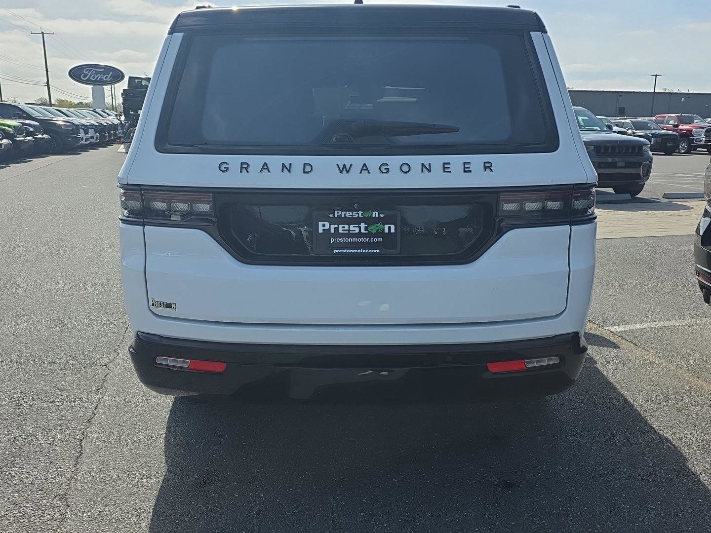 Used 2024 Jeep Grand Wagoneer Series III w/ Rear Seat Video Group 1 AWD/4WD image 17