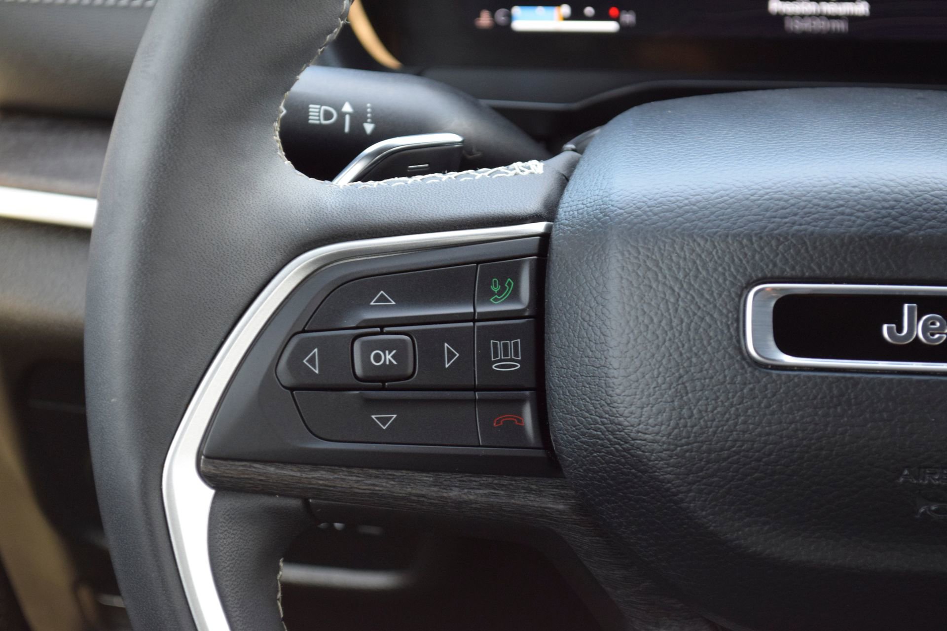 Used 2025 Jeep Grand Cherokee Limited w/ Black Appearance Package AWD/4WD image 9