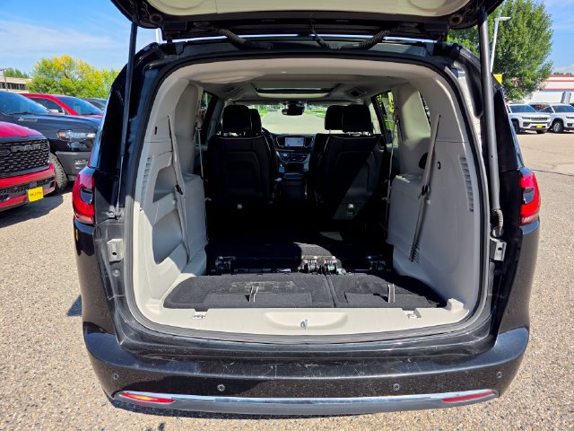 Used 2024 Chrysler Pacifica Limited FWD image 12