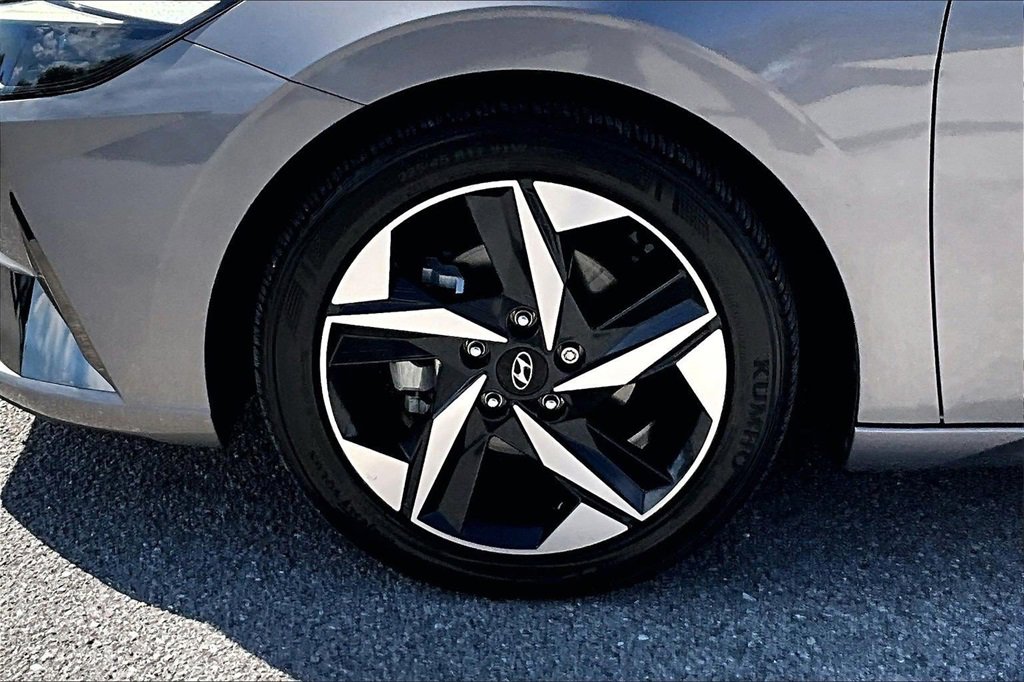 Used 2022 Hyundai Elantra Limited image 13
