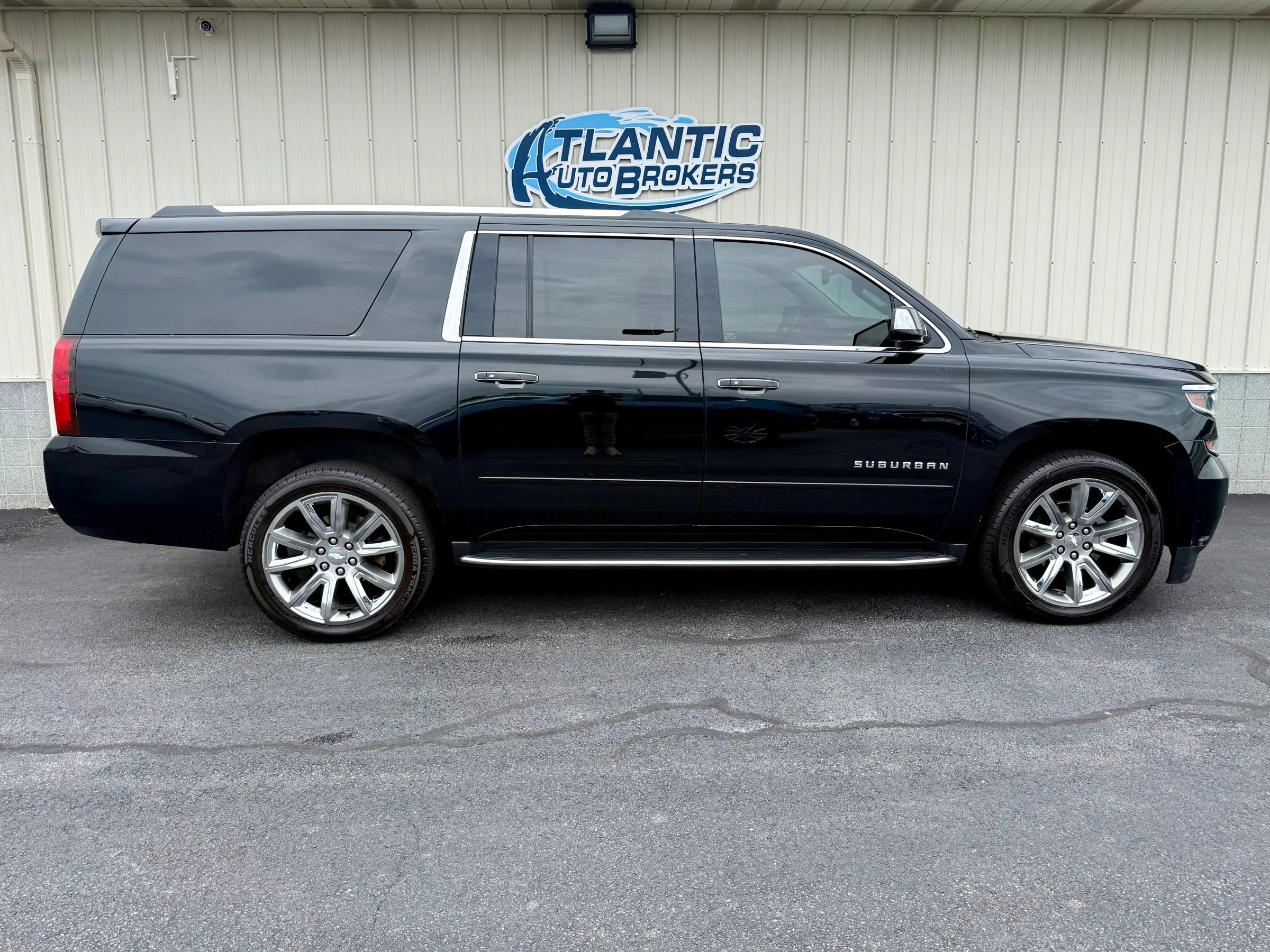 Used 2020 Chevrolet Suburban Premier AWD/4WD image 3