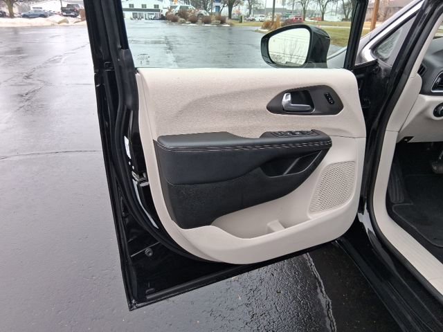 Used 2024 Chrysler Pacifica Touring-L image 9