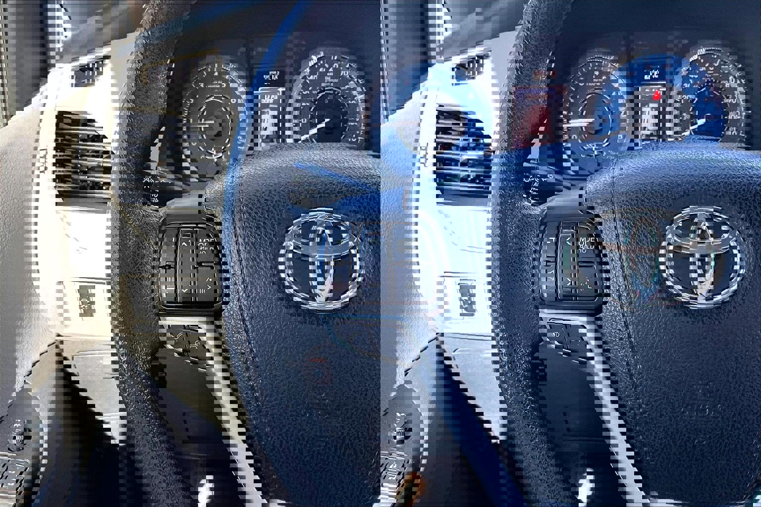 Used 2018 Toyota Sienna LE image 18