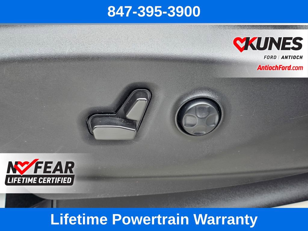 Used 2023 Chrysler Voyager LX image 17