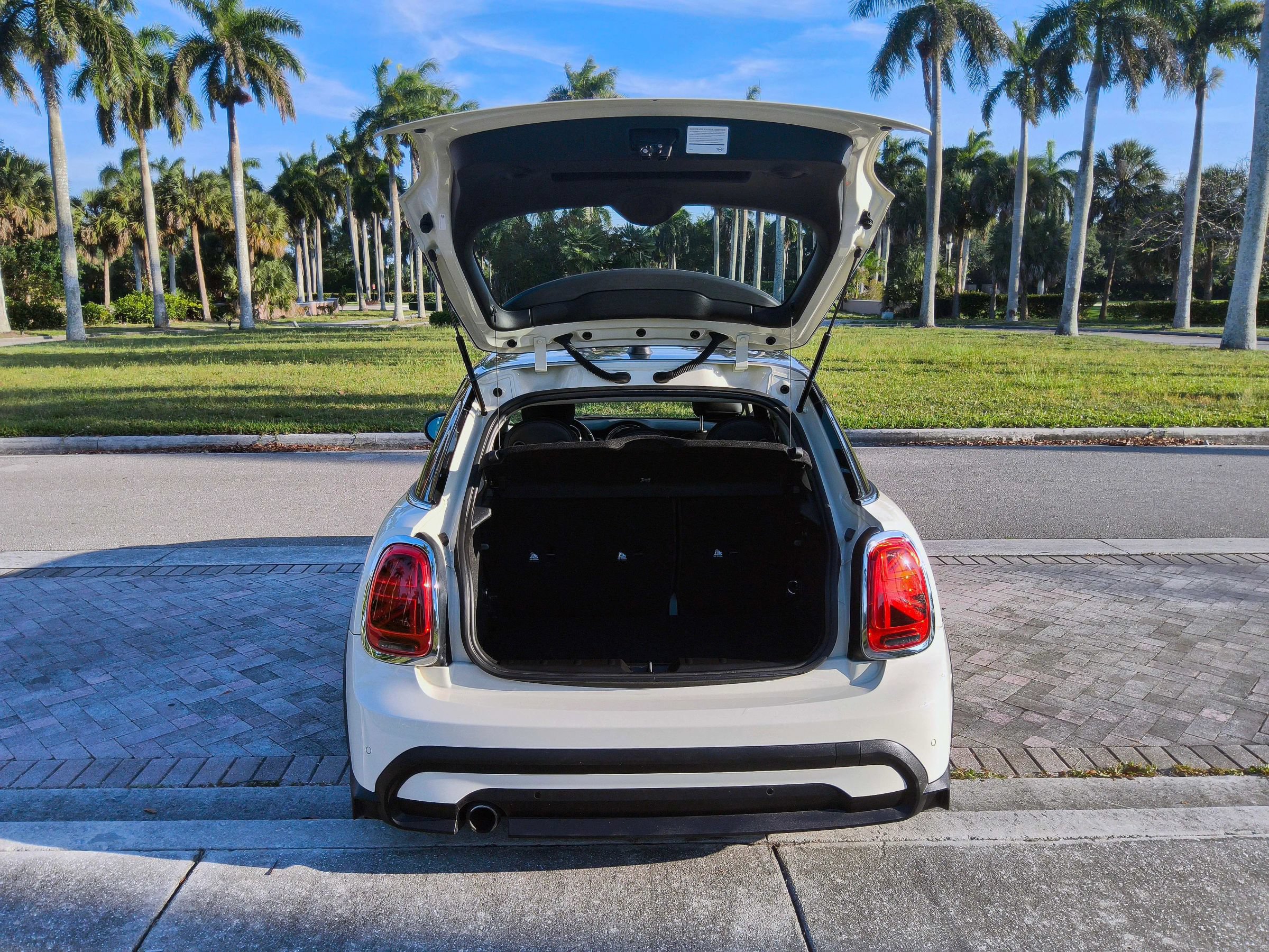 Used 2023 MINI Cooper 4-Door Hardtop FWD image 16
