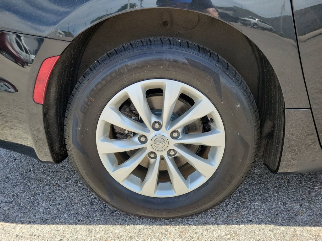 Used 2018 Chrysler Pacifica Touring-L FWD image 5