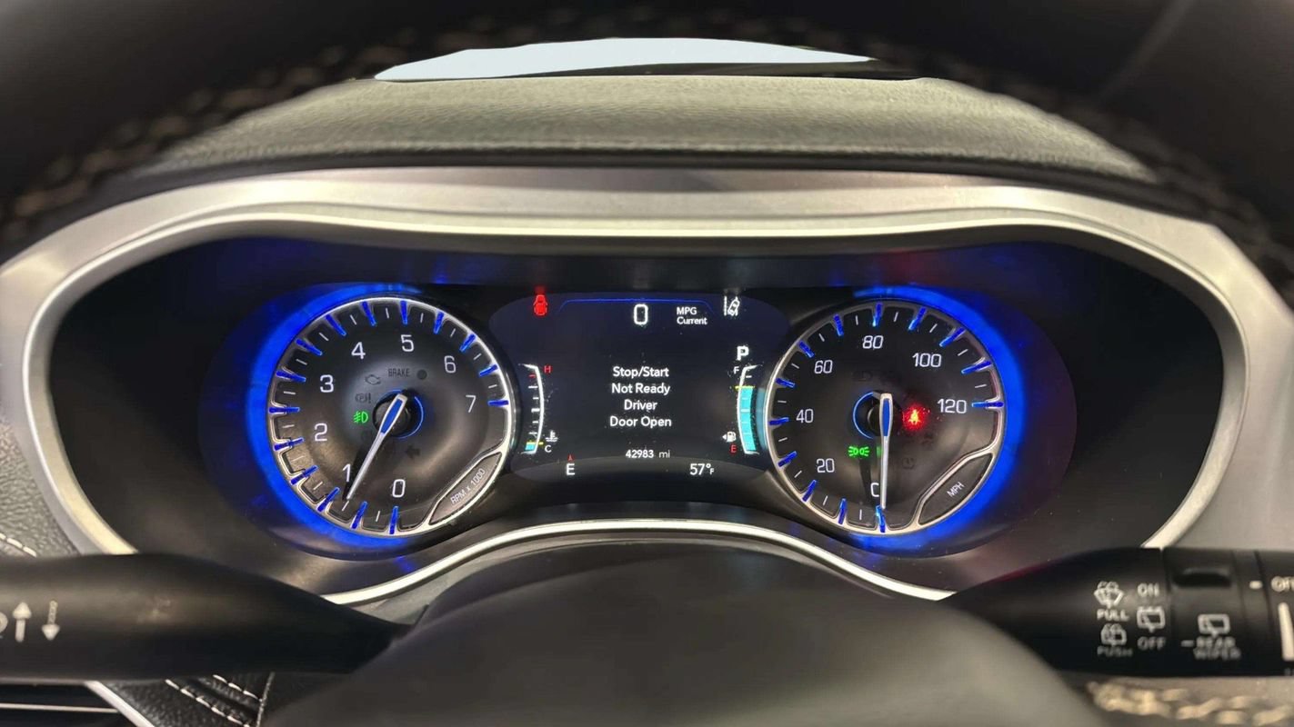 Used 2024 Chrysler Pacifica Touring FWD image 11