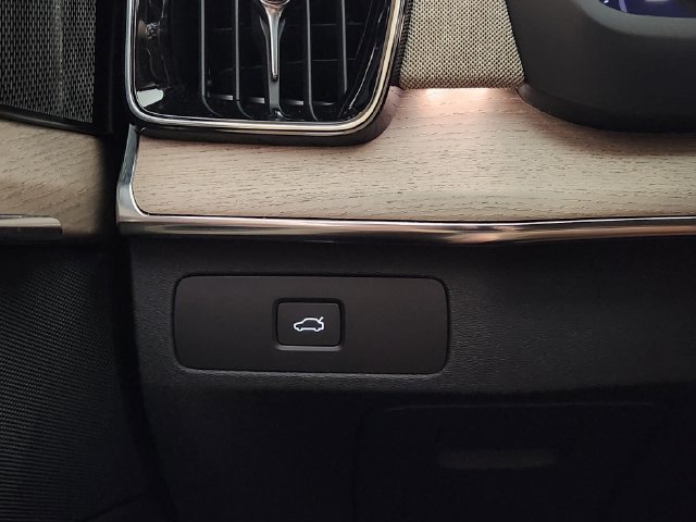 Certified 2026 Volvo XC90 B6 Plus w/ Protection Package Premier AWD/4WD image 22