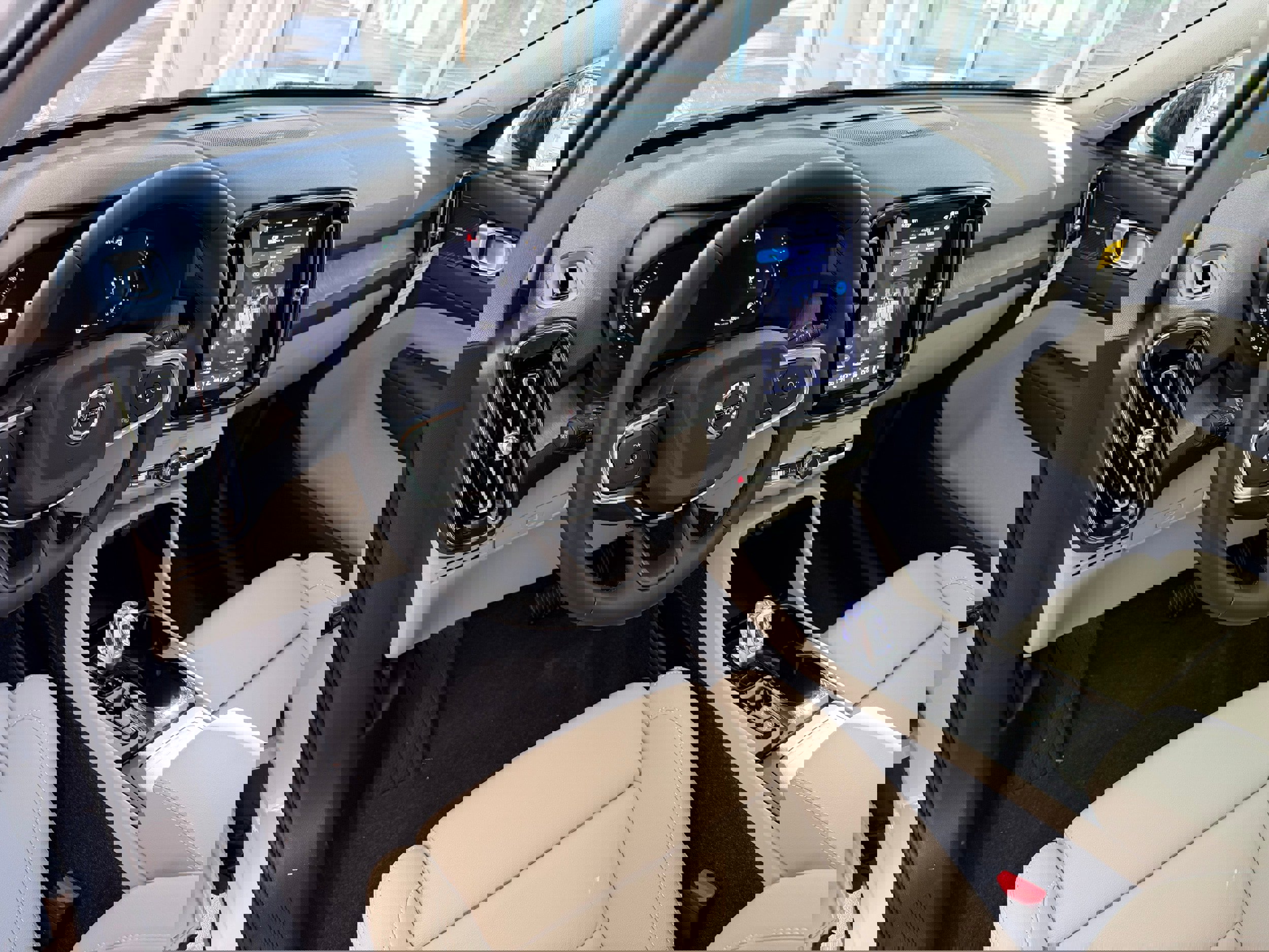 New 2026 Volvo XC40 B5 Ultra w/ Protection Package Premier image 13