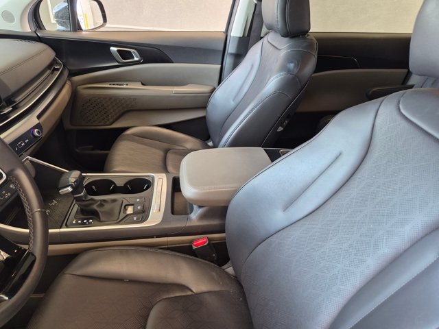 Used 2025 Kia Carnival FWD image 13