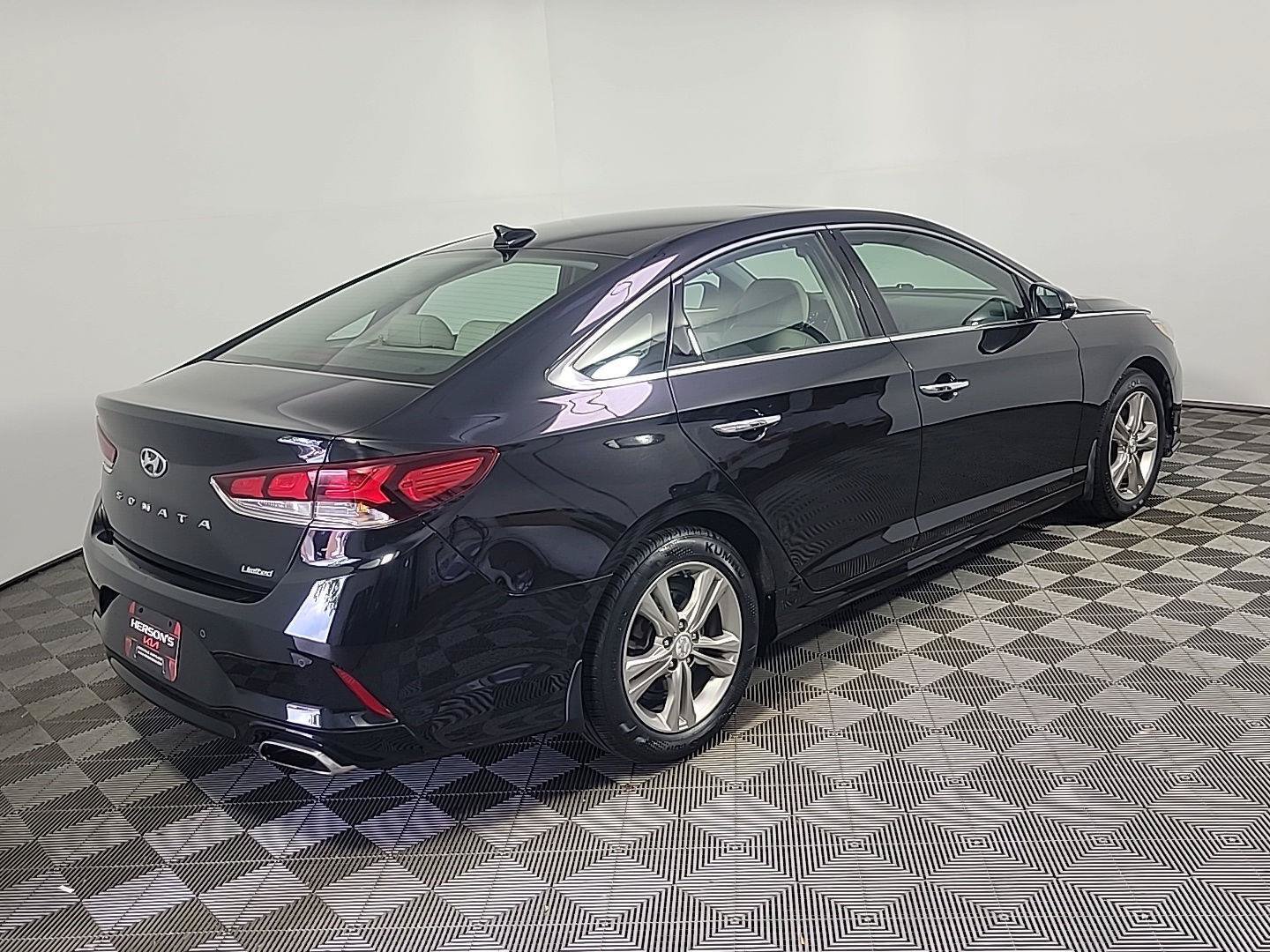 Used 2018 Hyundai Sonata Limited w/ Limited Ultimate Package 03 FWD image 4