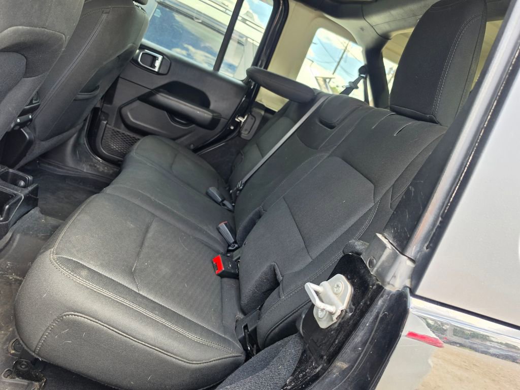 Used 2018 Jeep Wrangler Unlimited Sahara w/ Cold Weather Group AWD/4WD image 7