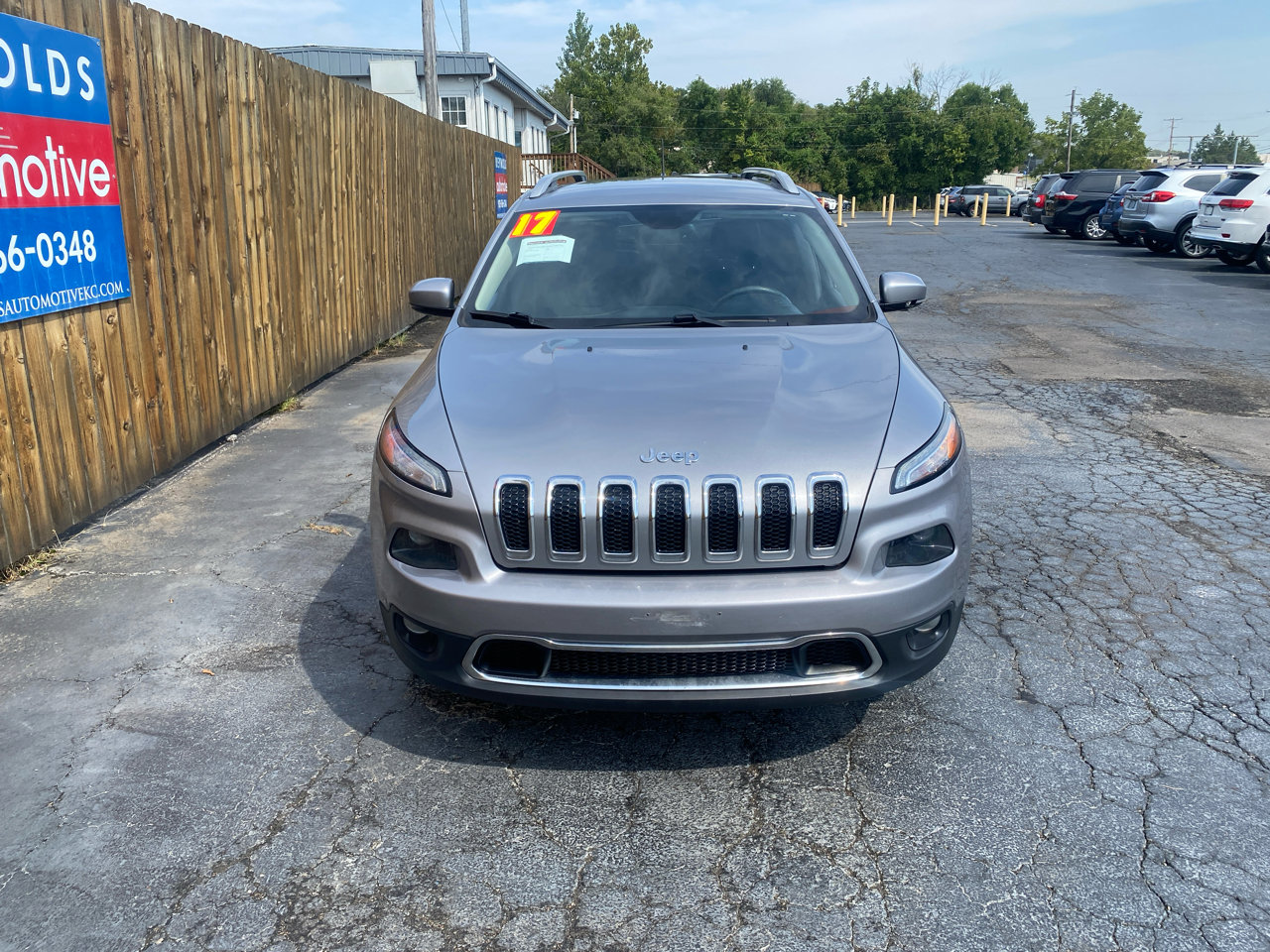 Used 2017 Jeep Cherokee Limited image 2