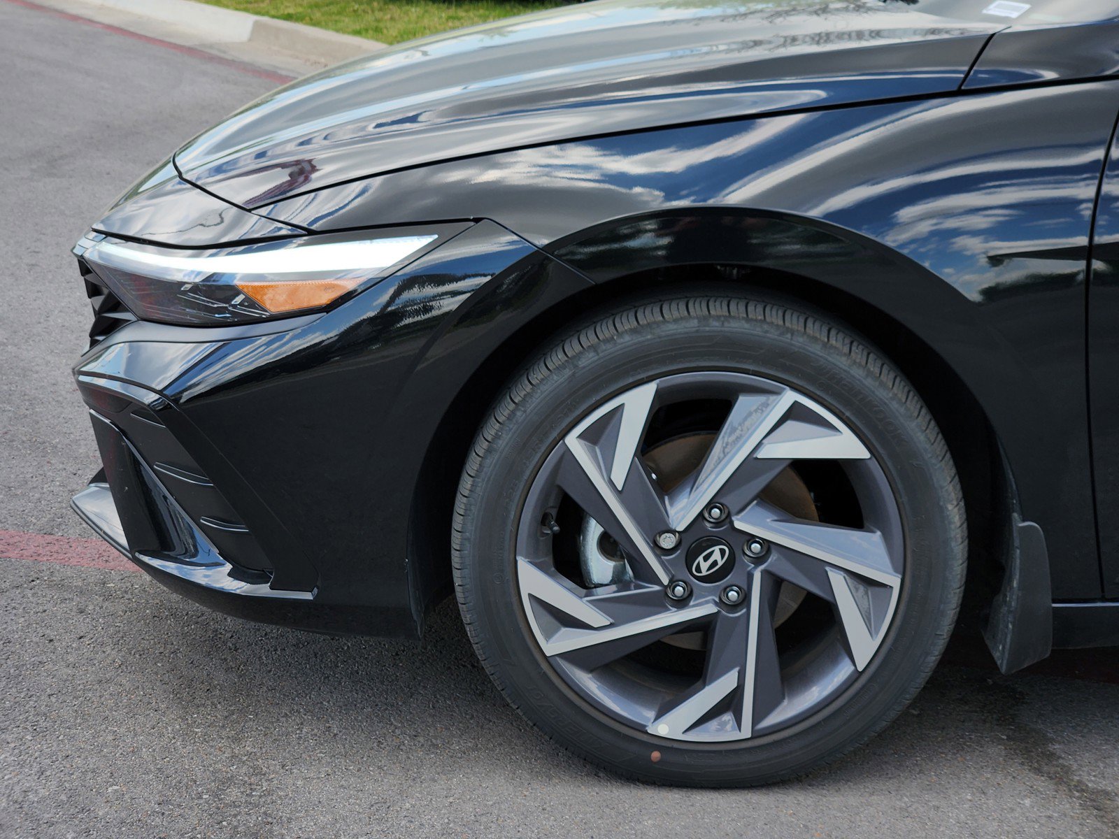 Certified 2025 Hyundai Elantra Limited FWD image 5