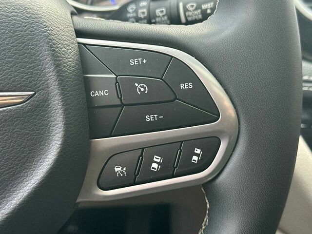 Used 2023 Chrysler Pacifica Limited FWD image 30