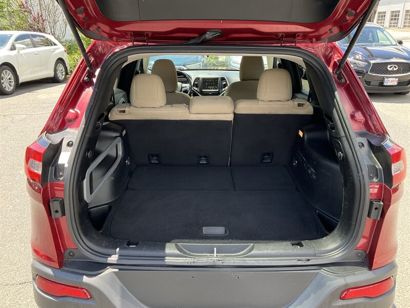 Used 2016 Jeep Cherokee Latitude FWD image 13