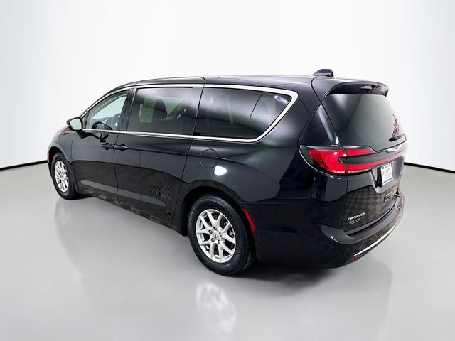 Used 2024 Chrysler Pacifica Touring-L image 5