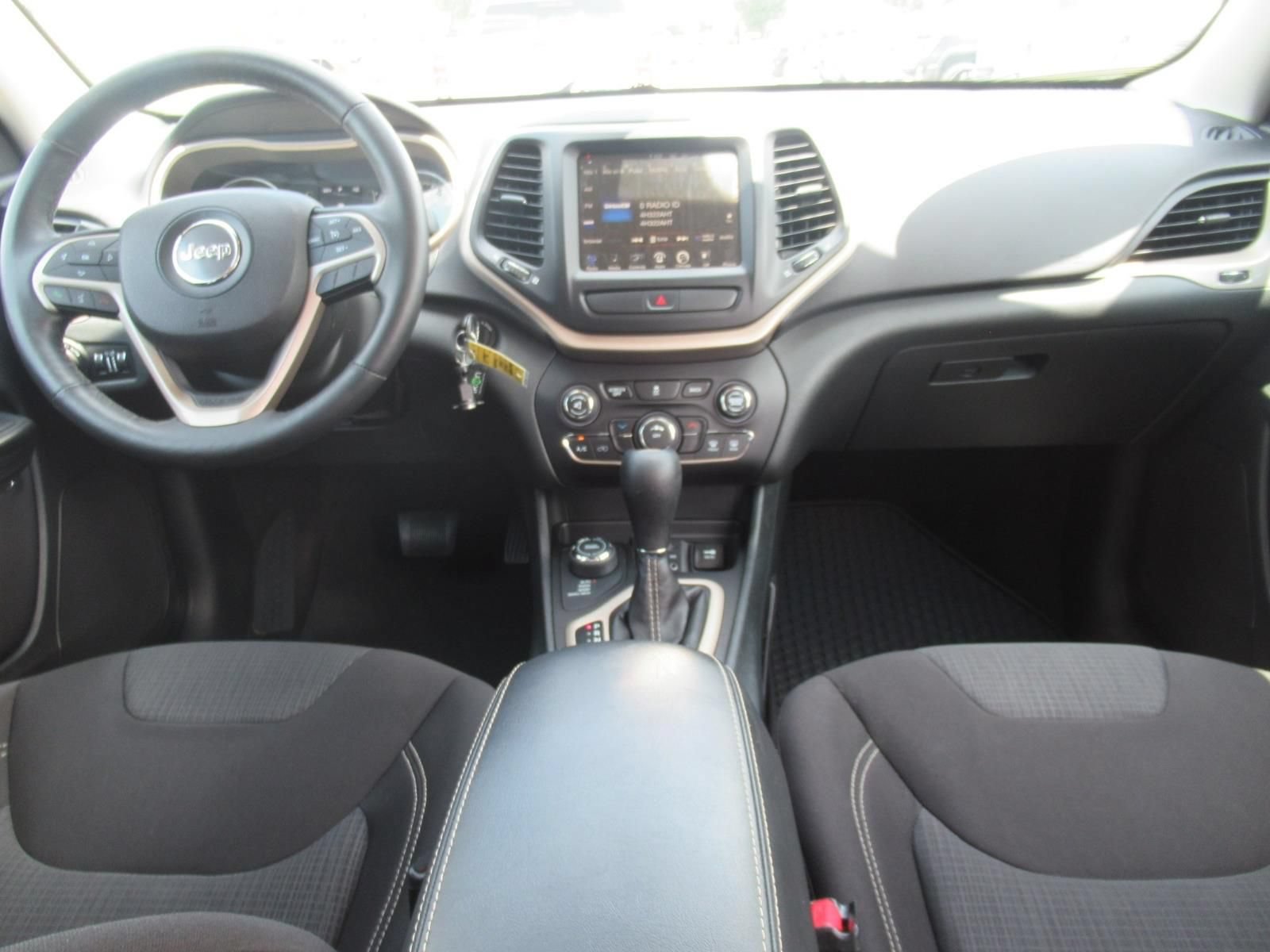 Used 2015 Jeep Cherokee Latitude w/ Cold Weather Group AWD/4WD image 12