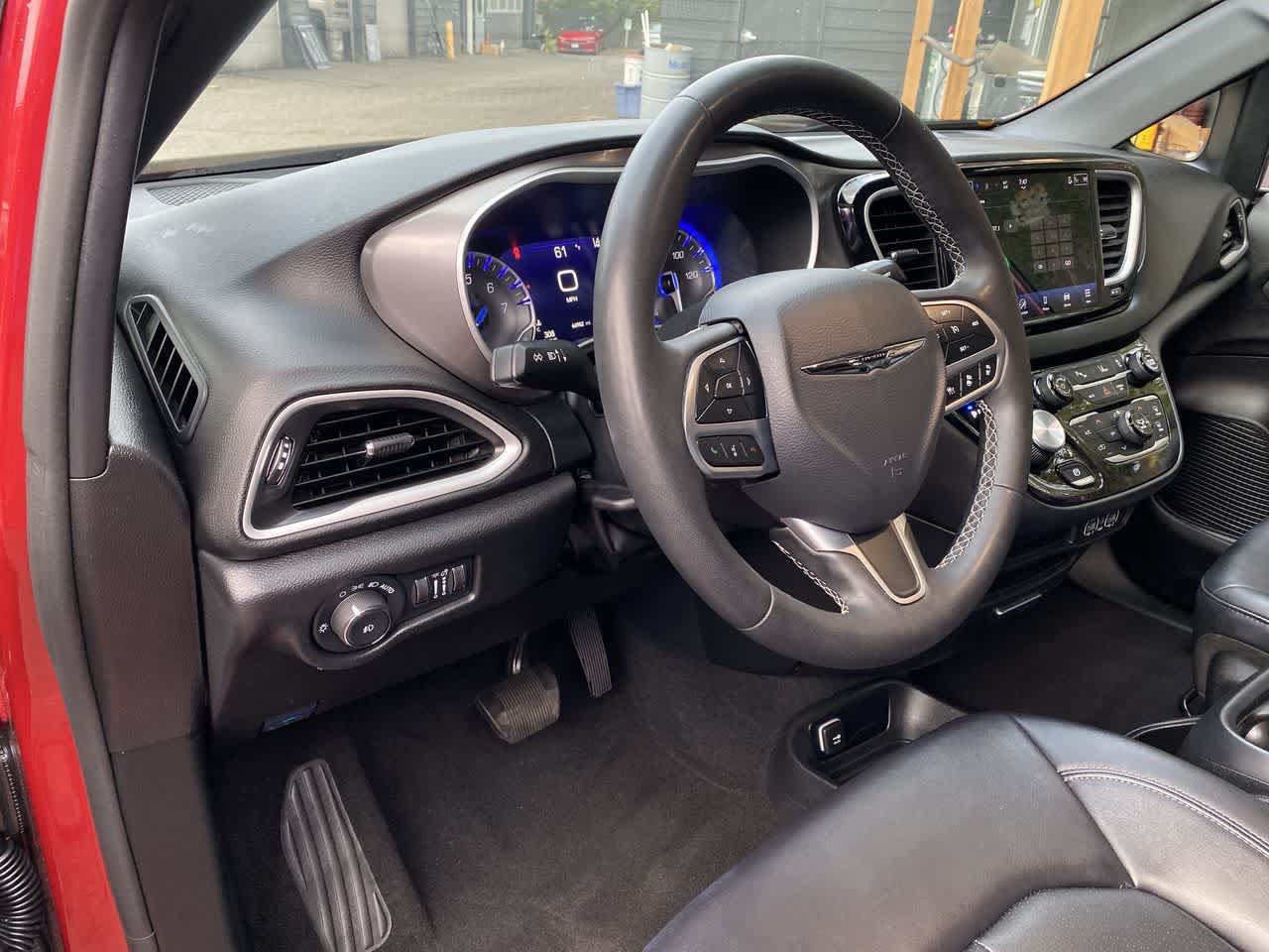 Used 2025 Chrysler Pacifica Select FWD image 2