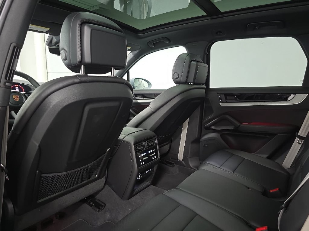 Certified 2026 Porsche Cayenne AWD/4WD image 27