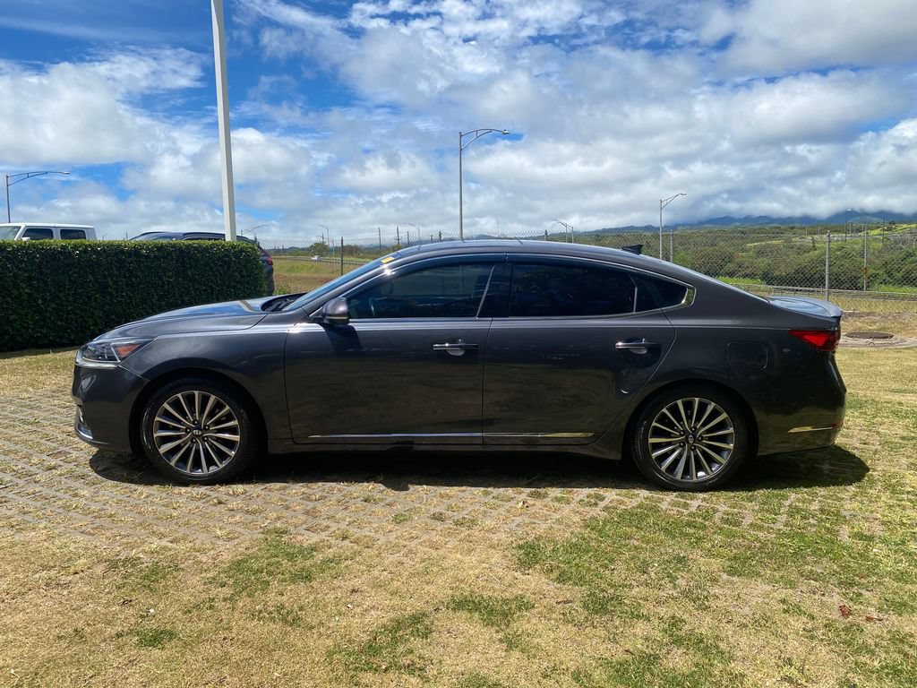 Used 2017 Kia Cadenza Premium w/ Luxury Package FWD image 4
