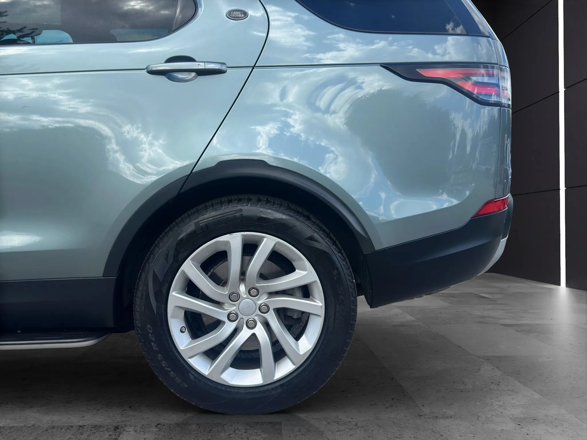 Used 2017 Land Rover Discovery HSE AWD/4WD image 23