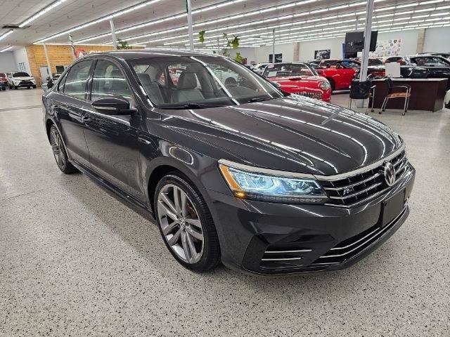 Used 2018 Volkswagen Passat 2.0T R-Line w/ R-Line Lighting Package FWD image 4